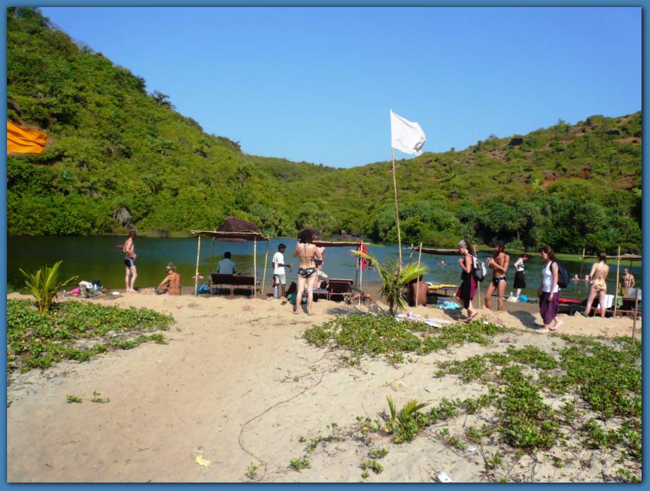 900x674 pixels (102K)